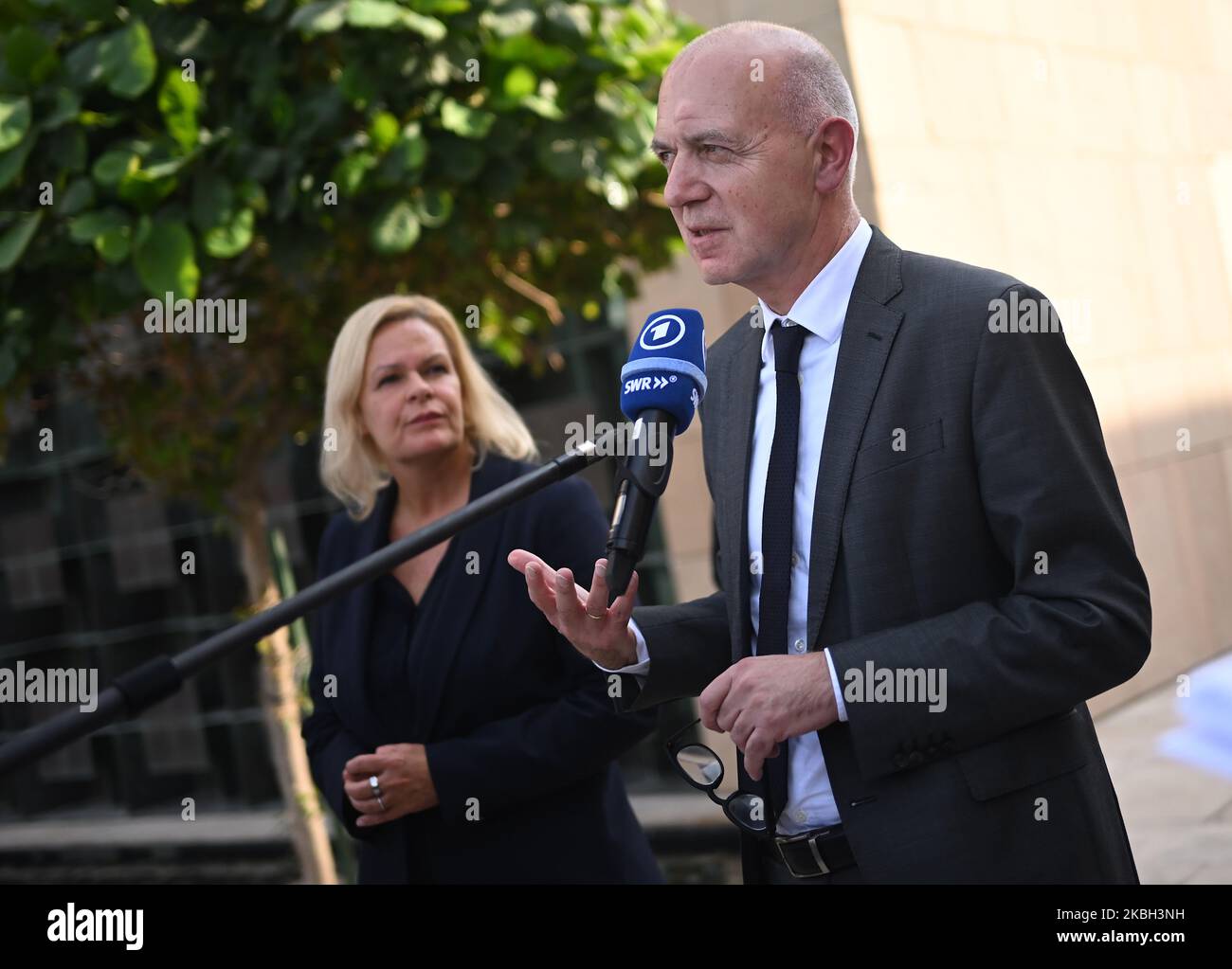 01 novembre 2022, Qatar, Doha: Nancy Faeser (SPD), ministro federale dell'interno e degli affari interni, e Bernd Neuendorf, presidente del DFB, fanno una dichiarazione a margine del progetto dei futuri leader del DFB nel calcio. Faeser si sta recando nel paese ospitante in Qatar in qualità di ministro dello sport in vista della Coppa del mondo. Il viaggio si concentrerà sulle questioni relative ai diritti umani in discussione nel corso del torneo, come la protezione delle persone in coda dalla discriminazione e dalla persecuzione, e la responsabilità dei lavoratori migranti che hanno costruito gli stadi della Coppa del mondo. Foto: Britta Pedersen/dpa Foto Stock