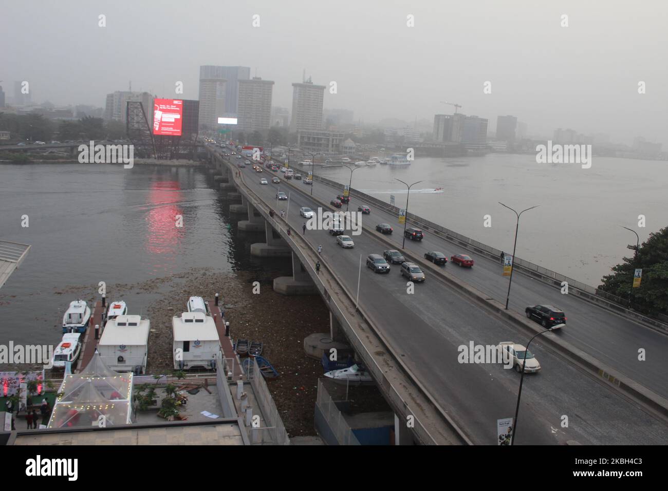 Traffico leggero sul Ponte Falomo a Lagos, Nigeria, mentre il tempo di foschia continua domenica 16 2020 febbraio. Il maltempo ha disturbato i voli e causato enormi perdite alle compagnie aeree. (Foto di Adekunle Ajayi/NurPhoto) Foto Stock