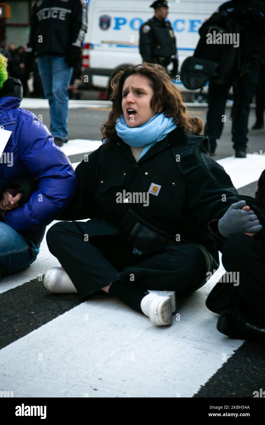 La polizia ha arrestato decine di dimostranti il 16 febbraio 2020 durante un rally anti-GHIACCIO di fronte all'edificio Thomson Reuters a Times Squarein, New York City, Stati Uniti. I dimostranti hanno chiesto a Reuters di smettere di essere complici di violenza e detenzione contro le comunità di immigrati e di ostacolare il traffico per attirare l'attenzione sul loro messaggio. (Foto di Karla Ann Cote/NurPhoto) Foto Stock