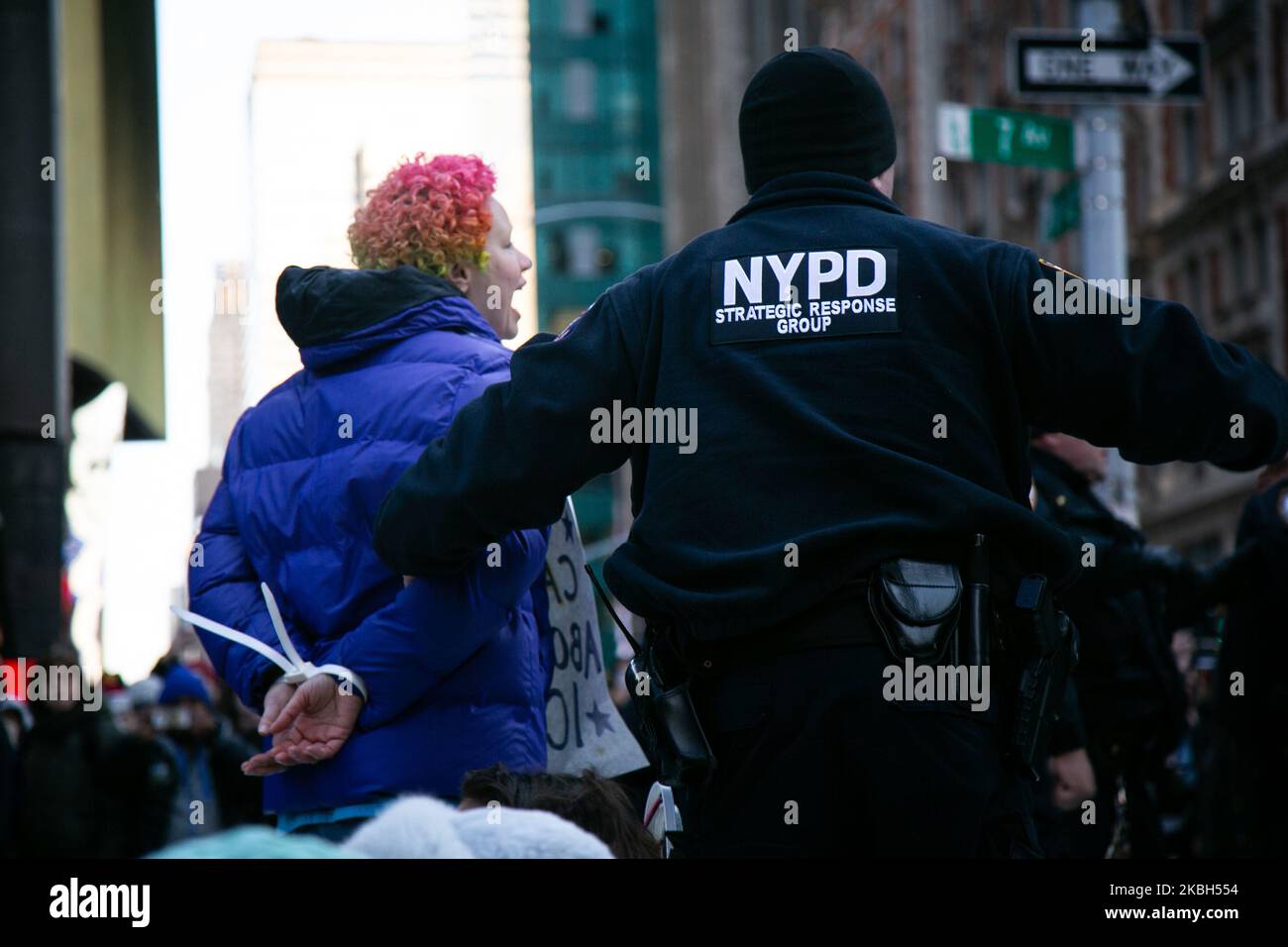 La polizia ha arrestato decine di dimostranti il 16 febbraio 2020 durante un rally anti-GHIACCIO di fronte all'edificio Thomson Reuters a Times Squarein, New York City, Stati Uniti. I dimostranti hanno chiesto a Reuters di smettere di essere complici di violenza e detenzione contro le comunità di immigrati e di ostacolare il traffico per attirare l'attenzione sul loro messaggio. (Foto di Karla Ann Cote/NurPhoto) Foto Stock