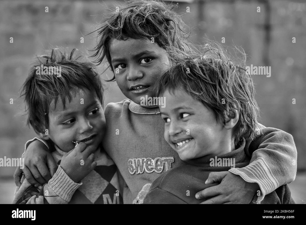 (NOTA DELL'EDITORE: L'immagine è stata convertita in bianco e nero) i bambini senza tetto giocano vicino al cancello principale di Jama Masjid (Grande Moschea) nella vecchia Delhi India il 16 febbraio 2020 (Foto di Nasir Kachroo/NurPhoto) Foto Stock