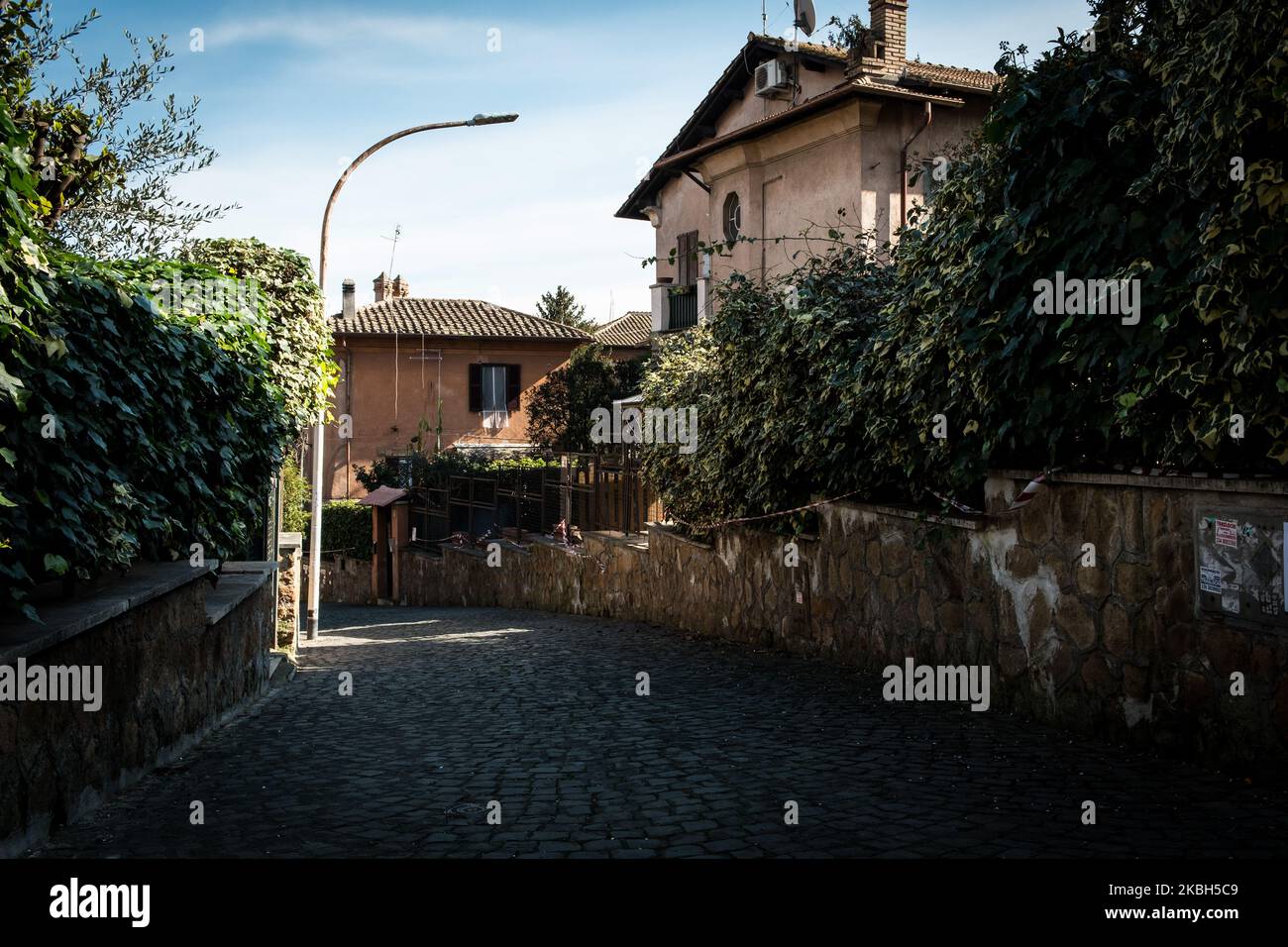 Il quartiere Garbatella si prepara a celebrare un secolo, tanto è passato dal 18 febbraio 1920 quando l'allora Re d'Italia, Vittorio Emanuele II, pose il primo della Garbatella: Ventisei ettari ispirati al giardino-città inglese. La struttura è stata definita da architetti tra cui Innocenzo Sabatini e Gustavo Giovannoni, ispirati al '17th con uno stile chiamato barocco romano. Il 17 febbraio 2020 a Roma. (Foto di Andrea Ronchini/NurPhoto) Foto Stock