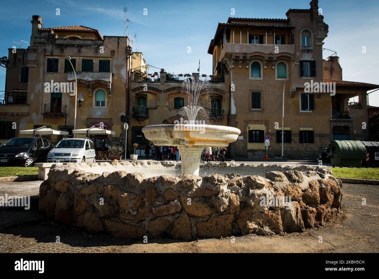 Vista su Piazza Benedetto Brin , dove fu posata la prima pietra del comprensorio della Garbatella. Il quartiere Garbatella si prepara a celebrare un secolo, tanto è passato dal 18 febbraio 1920 quando l'allora Re d'Italia, Vittorio Emanuele II, pose il primo della Garbatella: Ventisei ettari ispirati al giardino-città inglese. La struttura è stata definita da architetti tra cui Innocenzo Sabatini e Gustavo Giovannoni, ispirati al '17th con uno stile chiamato barocco romano. Il 17 febbraio 2020 a Roma. (Foto di Andrea Ronchini/NurPhoto) Foto Stock