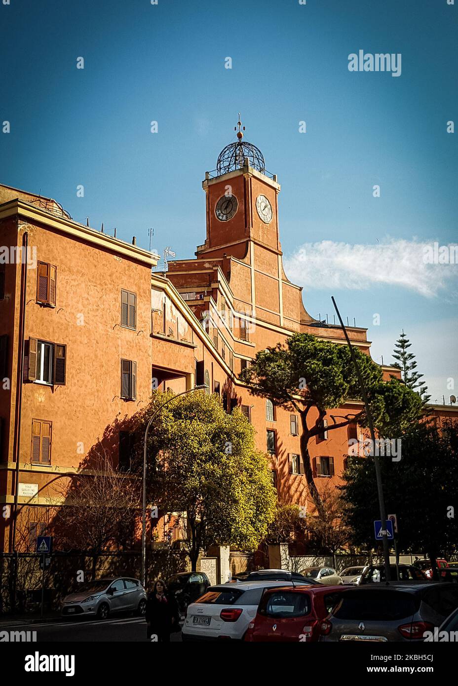 Vista sulla torre dell'orologio dell'Hotel Rosso, il quartiere Garbatella si prepara a celebrare un secolo, tanto è passato dal 18 febbraio 1920 quando l'allora Re d'Italia, Vittorio Emanuele II, pose la prima della Garbatella: Ventisei ettari ispirati al giardino-città inglese. La struttura è stata definita da architetti tra cui Innocenzo Sabatini e Gustavo Giovannoni, ispirati al '17th con uno stile chiamato barocco romano. Il 17 febbraio 2020 a Roma. (Foto di Andrea Ronchini/NurPhoto) Foto Stock