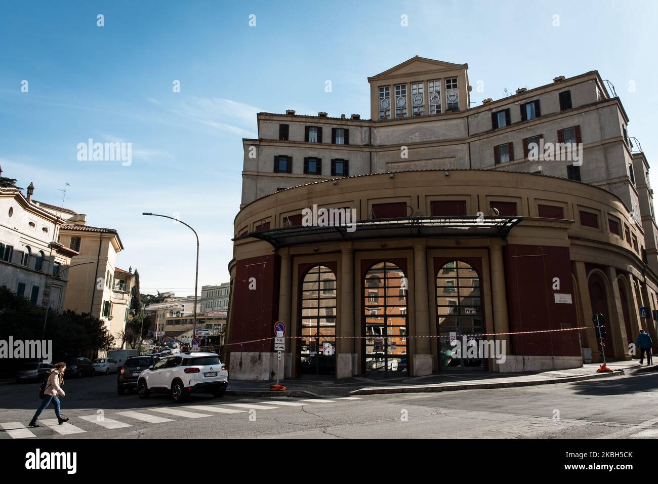 Vista sul Teatro Palladium , il quartiere Garbatella si prepara a celebrare un secolo, tanto è passato dal 18 febbraio 1920 quando l'allora Re d'Italia, Vittorio Emanuele II, pose la prima Garbatella: Ventisei ettari ispirati al giardino-città inglese. La struttura è stata definita da architetti tra cui Innocenzo Sabatini e Gustavo Giovannoni, ispirati al '17th con uno stile chiamato barocco romano. Il 17 febbraio 2020 a Roma. (Foto di Andrea Ronchini/NurPhoto) Foto Stock