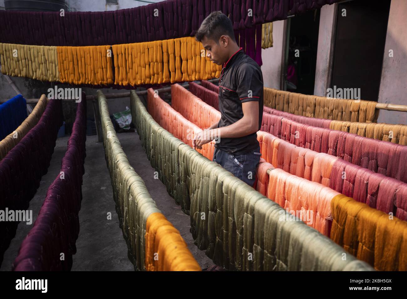 Tessitore di tessitura di tessitura del telaio a mano tesse di Banarasi saree su un telaio di tessitura di mano tradizionale di legno a Mirpur Banarasi Palli, in Dhaka, Bangladesh il 17 febbraio 2020. Banarasi Palli, un mercato ben noto per i diversi tipi di saree tradizionali Banarasi in Bangladesh. (Foto di Ahmed Salahuddin/NurPhoto) Foto Stock