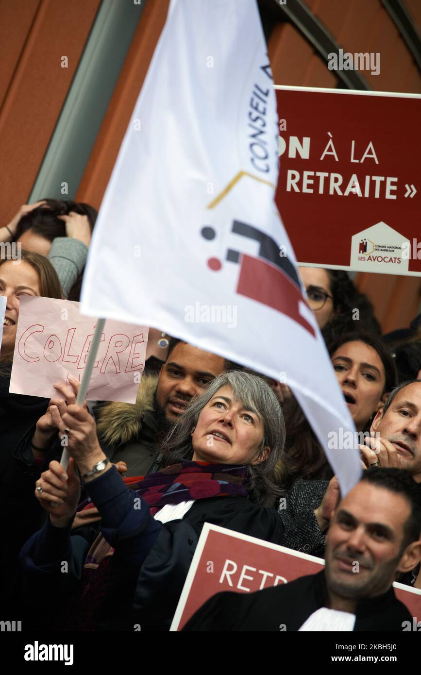 A seguito di un appello del CNB (consiglio nazionale degli avvocati), avvocati della regione dell'Occitania si sono riuniti davanti alla Corte di Tolosa per protestare contro la prevista riforma pensionistica di Macron. I loro contributi al sistema pensionistico raddoppieranno (dal 14% al 28%) ma per una pensione inferiore al 30%. Il gouvernement di Macron prevede di modificare il sistema pensionistico pay-as-you-go con un sistema per punti (capitalizzazione). Tolosa. Francia. Febbraio 17th 2020. (Foto di Alain Pitton/NurPhoto) Foto Stock