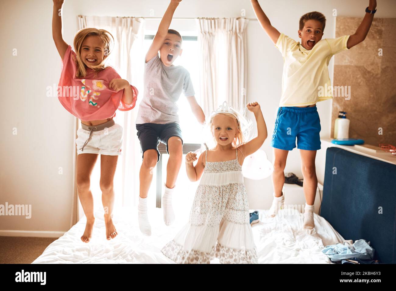 Bambino che salta sul letto immagini e fotografie stock ad alta risoluzione  - Alamy