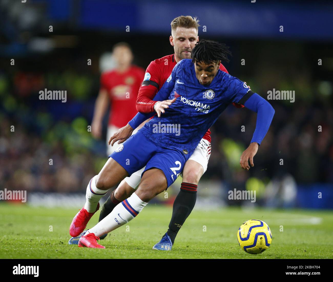 Chelsea's Reece James sotto la pressione di Luke Shaw del Manchester United durante la Premier League inglese tra Chelsea e Manchester United allo Stanford Bridge Stadium , Londra, Inghilterra il 17 febbraio 2020 (Photo by Action Foto Sport/NurPhoto) Foto Stock