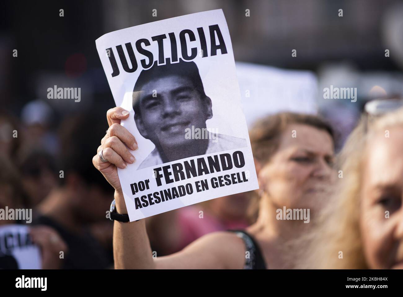 La gente partecipa a una manifestazione che chiede giustizia dopo un mese  dell'omicidio di Fernando Baez Sosa, ucciso da un gruppo di giocatori di  rugby, a Buenos Aires, Argentina, il 19 febbraio