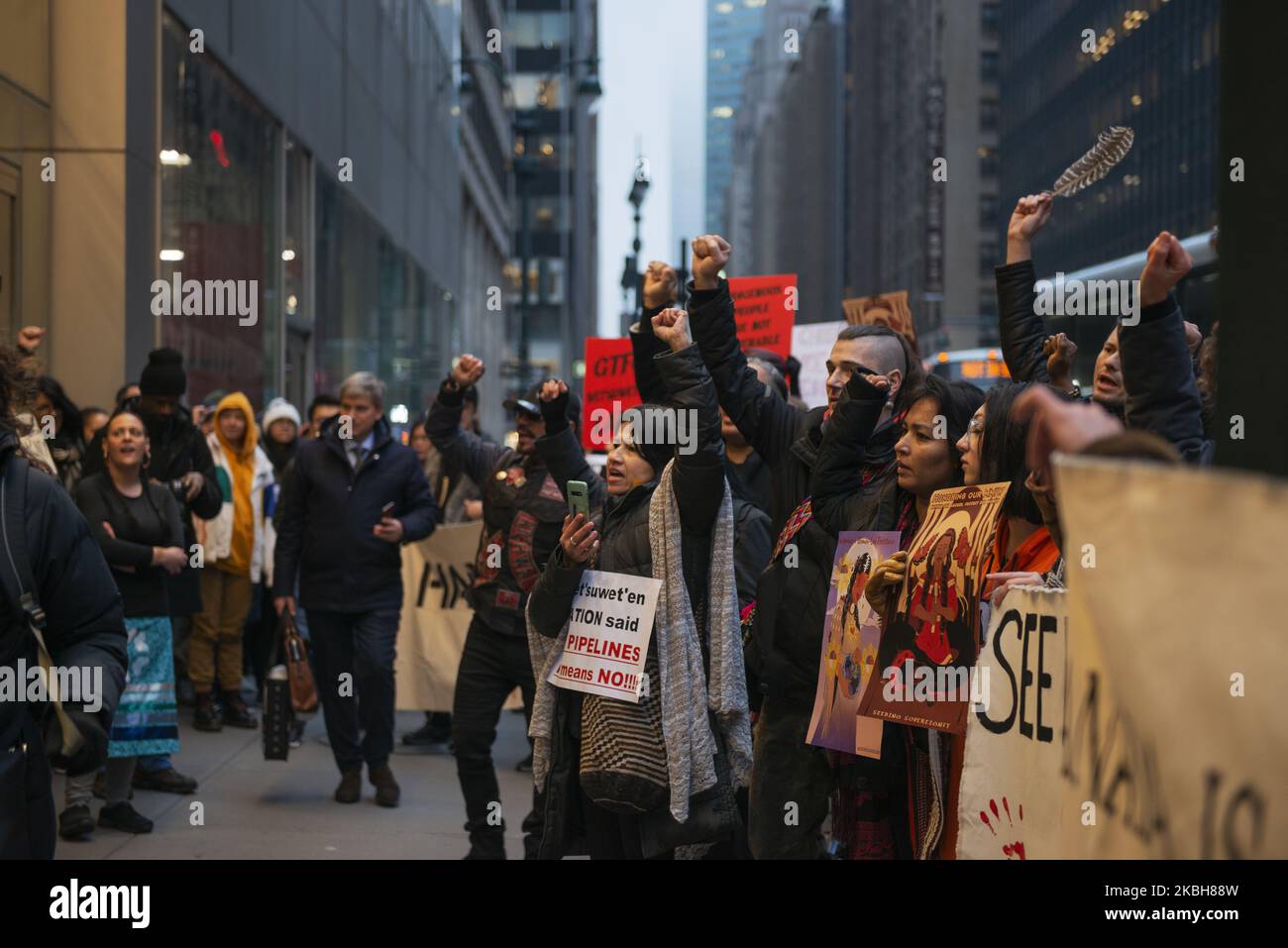 I manifestanti si trovano al di fuori del Consolato Canadese di New York, 18 febbraio 2020. L'azione è in risposta alla minaccia che la gente della nazione Wet'suwet'en affronta mentre si oppongono a un gasdotto che è destinata ad essere costruita attraverso il loro territorio nella Columbia Britannica, Canada. (Foto di Aidan Loughran/NurPhoto) Foto Stock