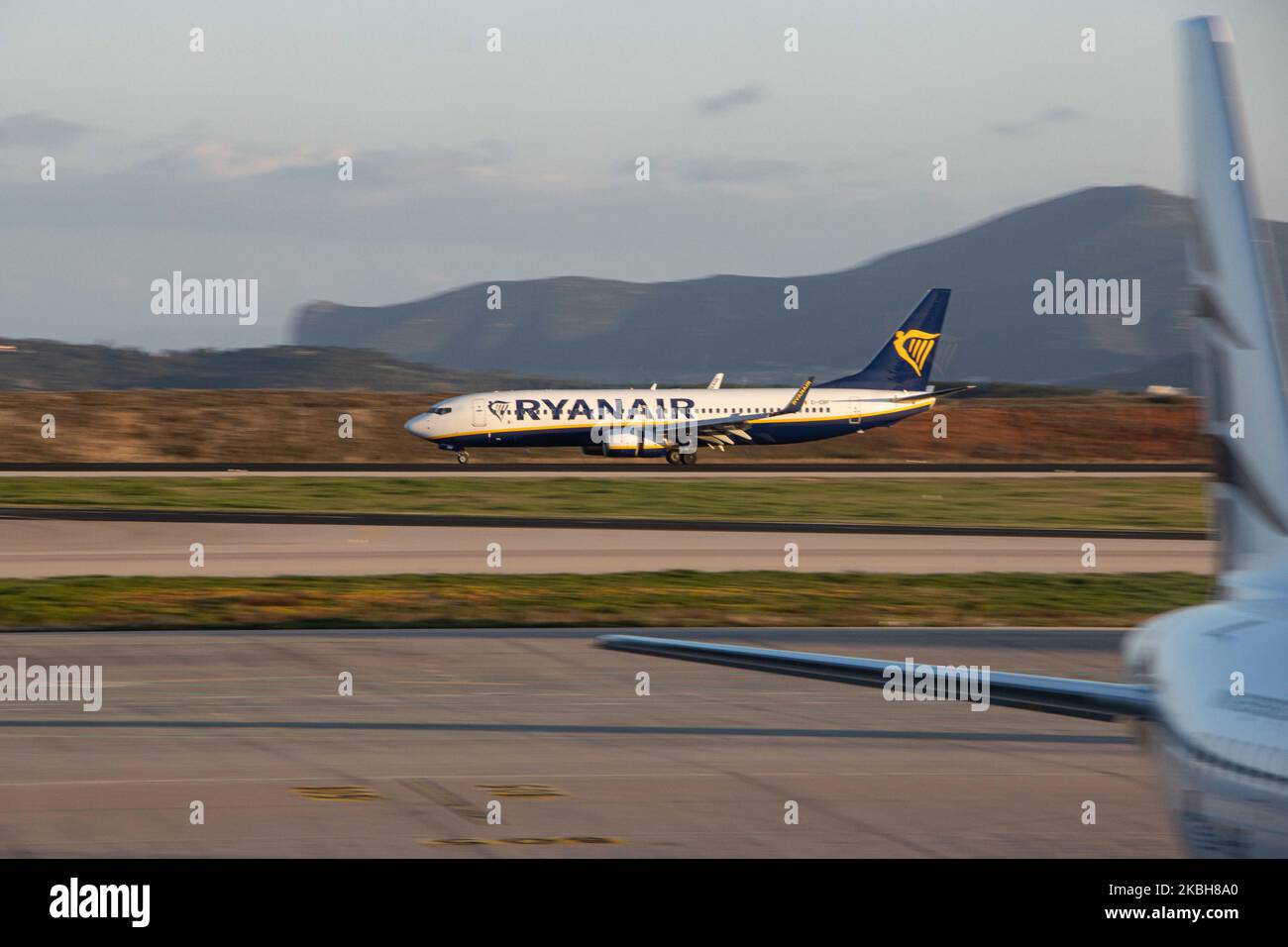 Un aeromobile Ryanair Boeing 737-800 o 737NG visto atterrare sulla pista orientale e tassare all'aeroporto internazionale di Atene ATH LGAV in Grecia. L'aereo B737 ha la registrazione EI-EBF. Ryanair è una compagnia aerea irlandese, un vettore aereo a basso costo e a basso costo. Febbraio 16, 2019 (Foto di Nicolas Economou/NurPhoto) Foto Stock