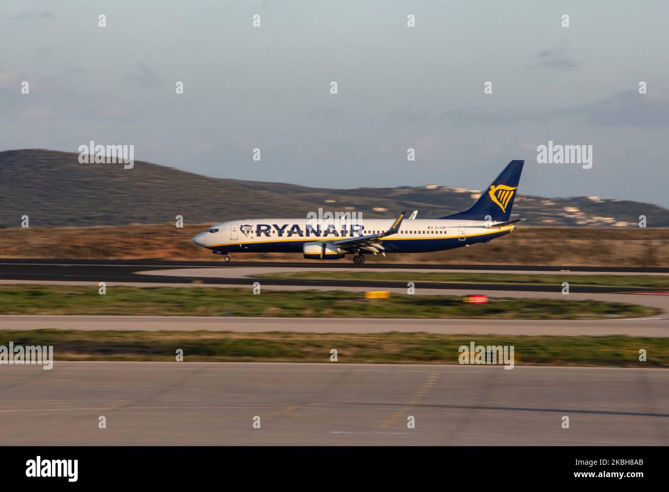 Un aeromobile Ryanair Boeing 737-800 o 737NG visto atterrare sulla pista orientale e tassare all'aeroporto internazionale di Atene ATH LGAV in Grecia. L'aereo B737 ha la registrazione EI-EBF. Ryanair è una compagnia aerea irlandese, un vettore aereo a basso costo e a basso costo. Febbraio 16, 2019 (Foto di Nicolas Economou/NurPhoto) Foto Stock