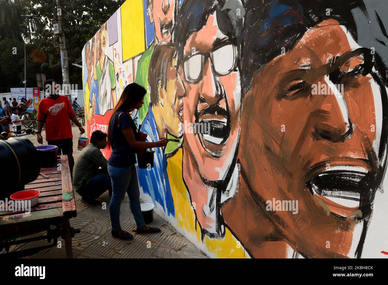 Studenti di belle arti del Bangladesh dipingono su un muro di fronte al Minar Shahid centrale, (Mausoleo del movimento linguistico) a Dhaka, Bangladesh, il 19 febbraio 2020 (Foto di Mamunur Rashid/NurPhoto) Foto Stock