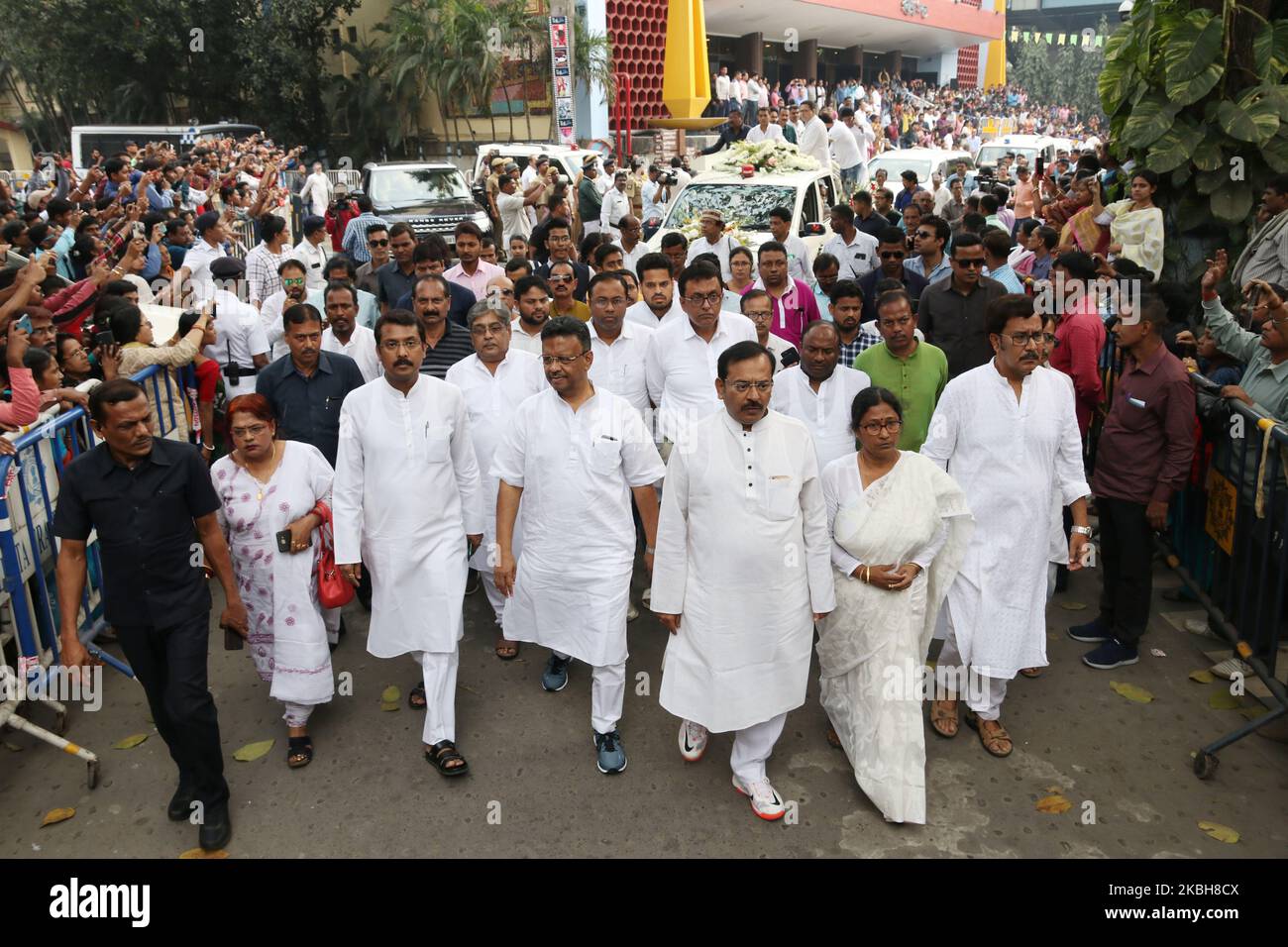 (NOTA PER I REDATTORI: L'immagine raffigura la morte.) Governo del Bengala occidentale Gun Salute ultimo attore e congresso di Trinamool ex membro del Parrlament Tapas Paul caduto il 19,2020 febbraio a Kolkata, India. (Foto di Debajyoti Chakraborty/NurPhoto) Foto Stock