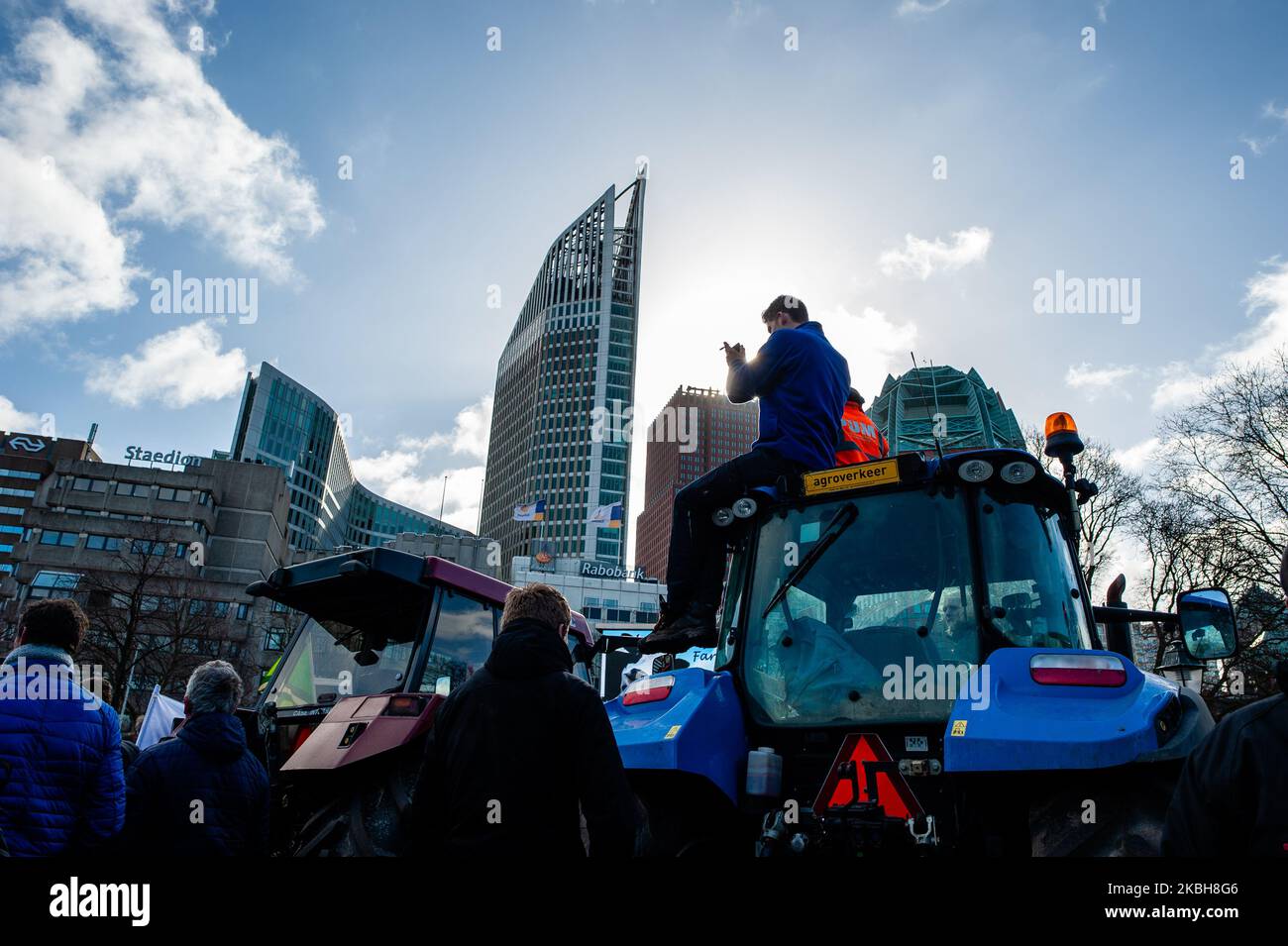 Un agricoltore è in su dei suoi trattori per scattare foto, durante la nuova campagna di protesta degli agricoltori olandesi, all'Aia, il 19 febbraio 2020. (Foto di Romy Arroyo Fernandez/NurPhoto) Foto Stock