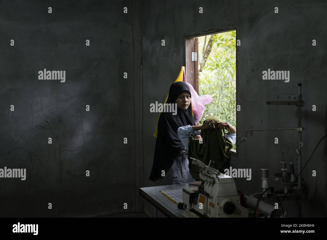 Una giovane ragazza locale raffigurata accanto alla finestra della sua casa nella provincia di Narathiwat, Thailandia meridionale, il 30 marzo 2019. Suo padre fu ucciso dalle forze di sicurezza in un sparo nelle vicinanze nel 2013. (Foto di Yusuke Harada/NurPhoto) Foto Stock