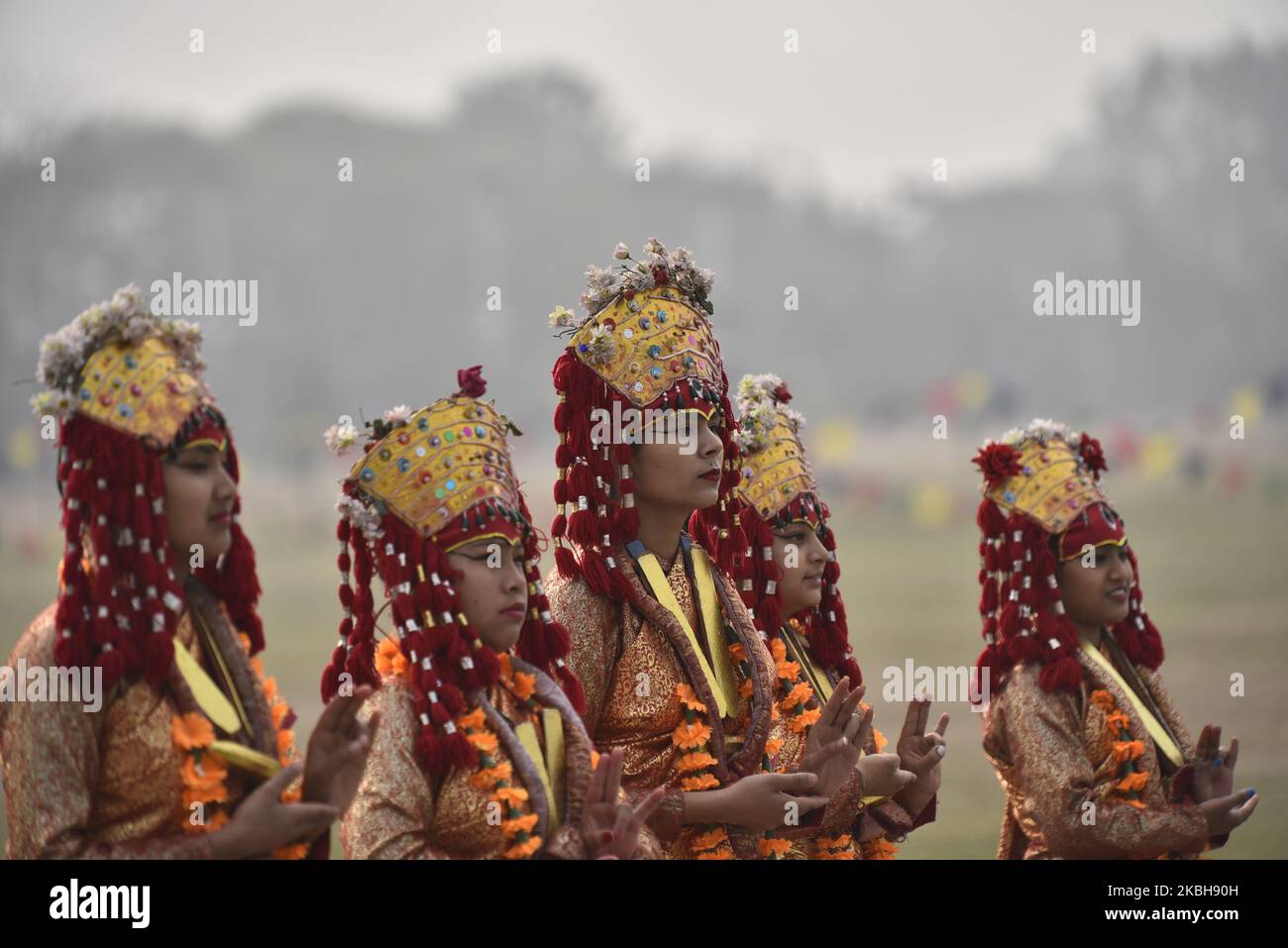 Le ragazze nepalesi impersonano come dea Kumari partecipare alla parata durante la celebrazione del 70th° giorno della democrazia in Nepal al Padiglione dell'Esercito del Nepal, Tundikhel, Kathmandu, Nepal mercoledì 19 febbraio, 2020. (Foto di Narayan Maharjan/NurPhoto) Foto Stock