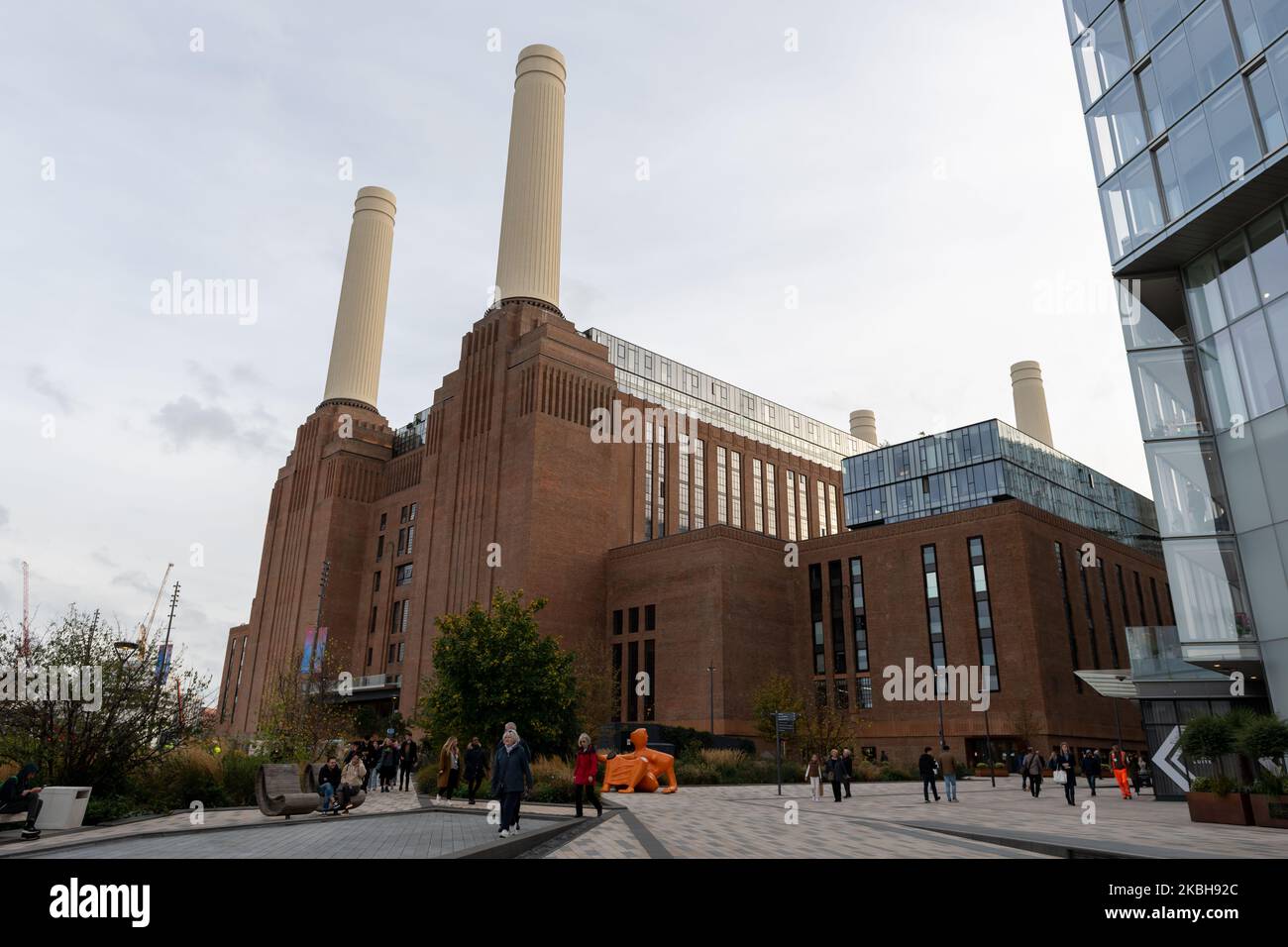 Londra. UK- 11.02.2022. Vista laterale della centrale di Battersea con pedoni e visitatori che godono della zona esterna. Foto Stock