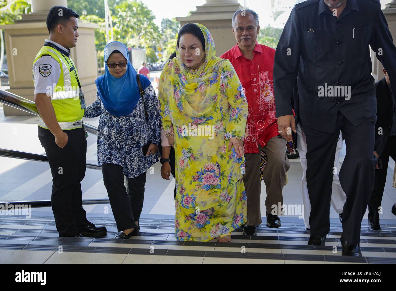 Rosmah Mansor (C), moglie dell'ex primo ministro malese Najib Razak, arriva all'alta corte di Kuala Lumpur a Kulala Lumpur, Malesia, 20 febbraio 2020. Rosmah Mansor è sottoposto a processo per presunta appropriazione indebita di fondi per l'installazione di pannelli solari in diverse scuole rurali a Sarawak. Foto Stock