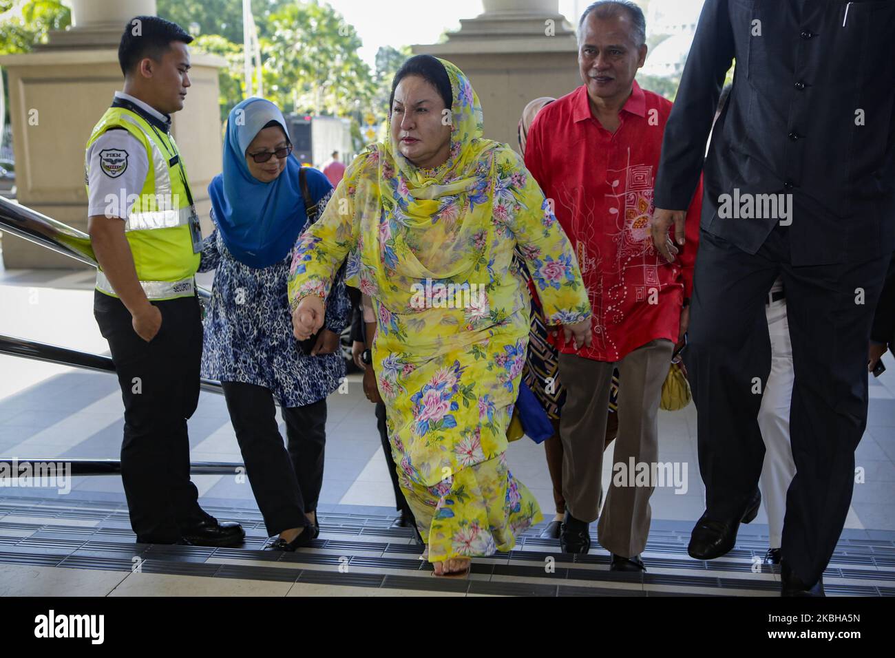 Rosmah Mansor (C), moglie dell'ex primo ministro malese Najib Razak, arriva all'alta corte di Kuala Lumpur a Kulala Lumpur, Malesia, 20 febbraio 2020. Rosmah Mansor è sottoposto a processo per presunta appropriazione indebita di fondi per l'installazione di pannelli solari in diverse scuole rurali a Sarawak. Foto Stock