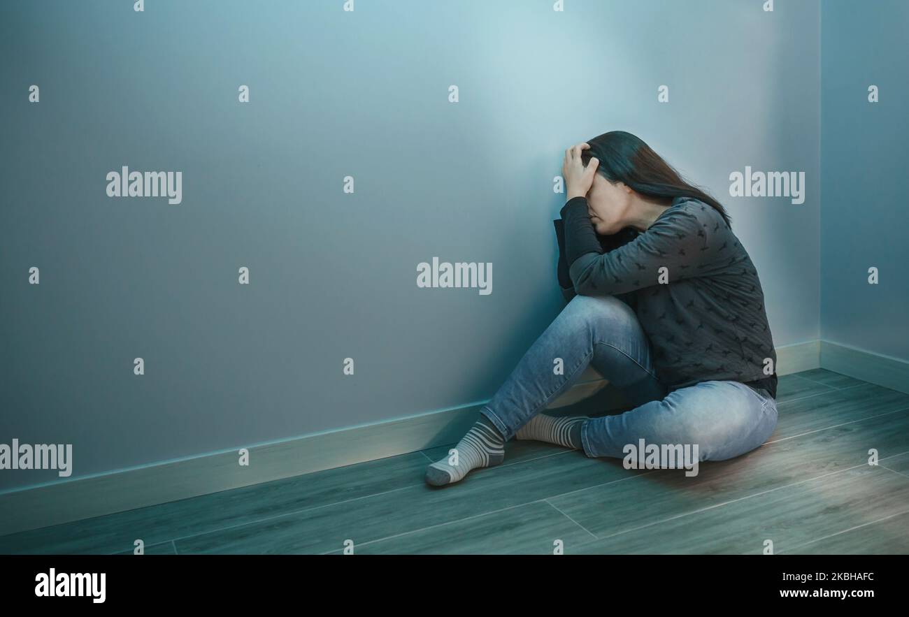 Donna irriconoscibile con disturbo d'ansia con le mani in testa Foto Stock