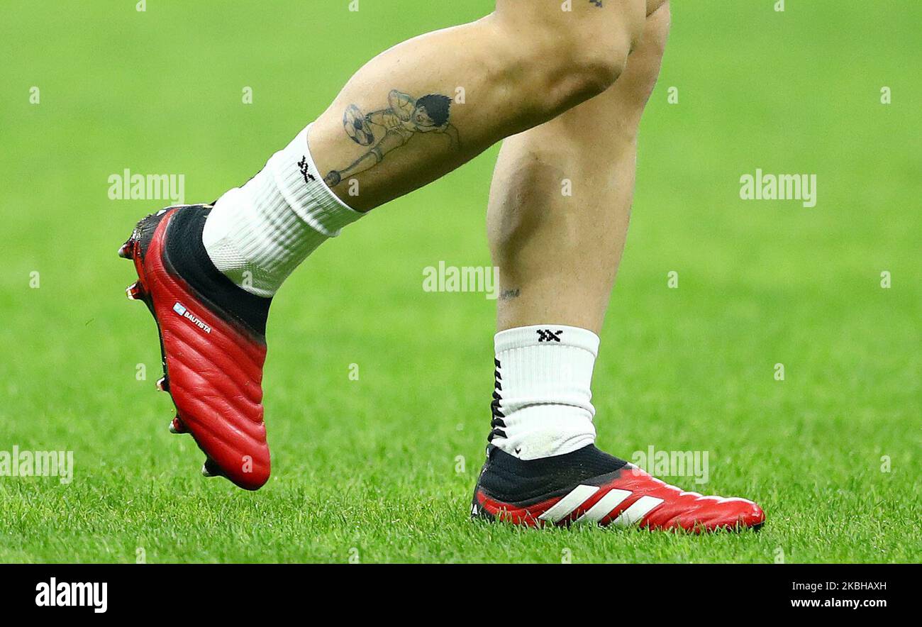 Le scarpe in costume di Alejandro Gomez di Atalanta in onore del figlio e  del suo cartoon di Holly e Benji sul vitello destro durante la UEFA  Champions League Round del 16