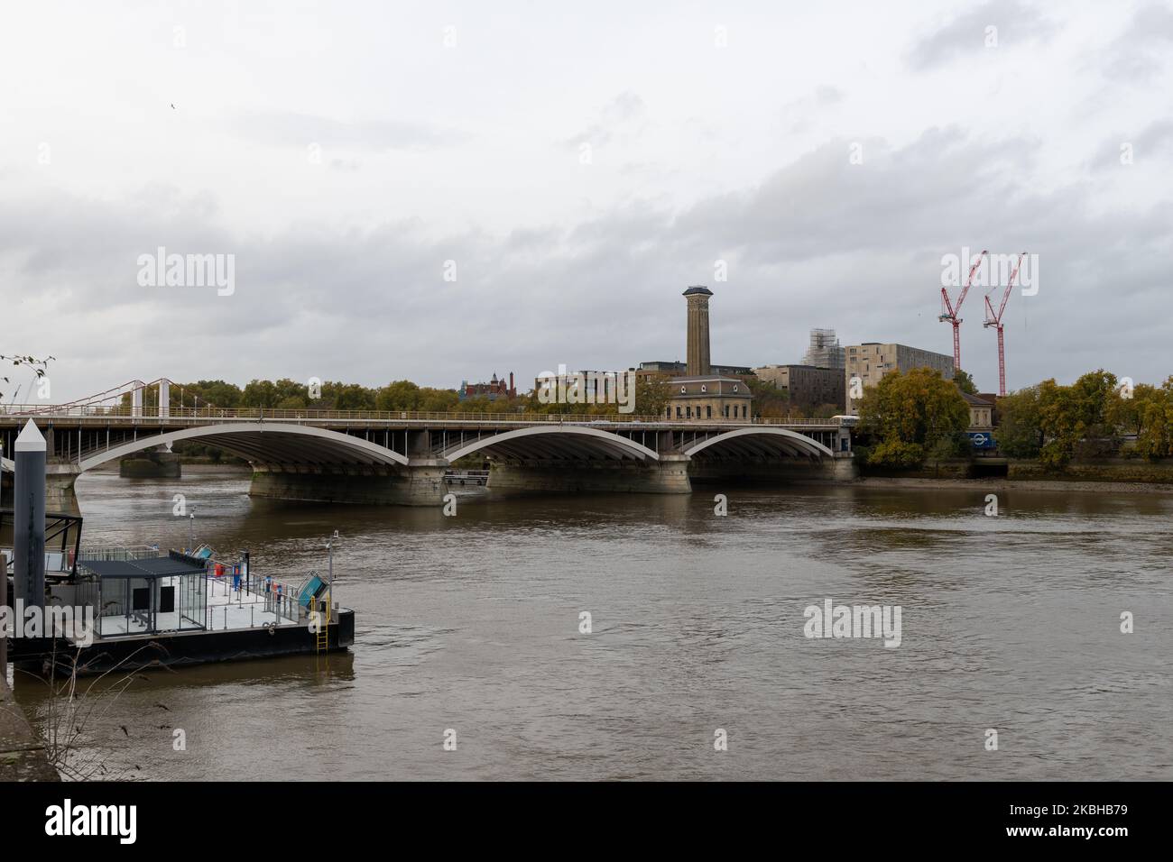 Londra. UK- 11.02.2022. Una vista generale sul Ponte ferroviario Grosvenor che attraversa il Tamigi. Foto Stock