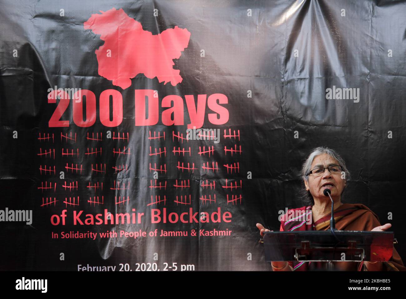 Organizzazioni come AIDWA, AISA, DASAM, NAPM e molte altre si sono riunite in solidarietà con le persone di Jammu e Kashmir, hanno organizzato una protesta a Jantar Mantar per celebrare 200 giorni di blocco in Kashmir il 20 febbraio 2020 a Nuova Delhi, India. (Foto di Mayank Makhija/NurPhoto) Foto Stock