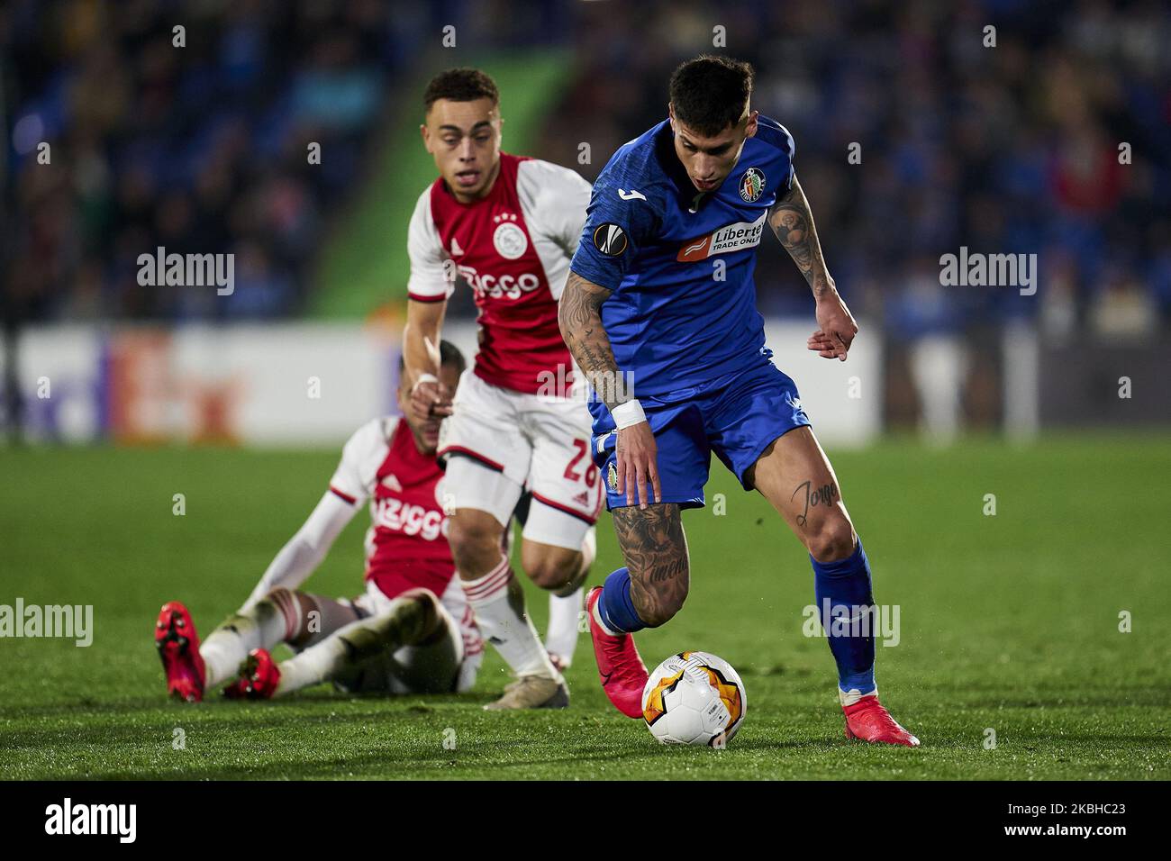 Mathias Olivera di Getafe FC e Sergino Dest di AFC Ajax durante la partita della UEFA Europa League tra Getafe CF e AFC Ajax al Coliseum Alfonso Perez di Getafe, Spagna. (Foto di A. Ware/NurPhoto) Foto Stock