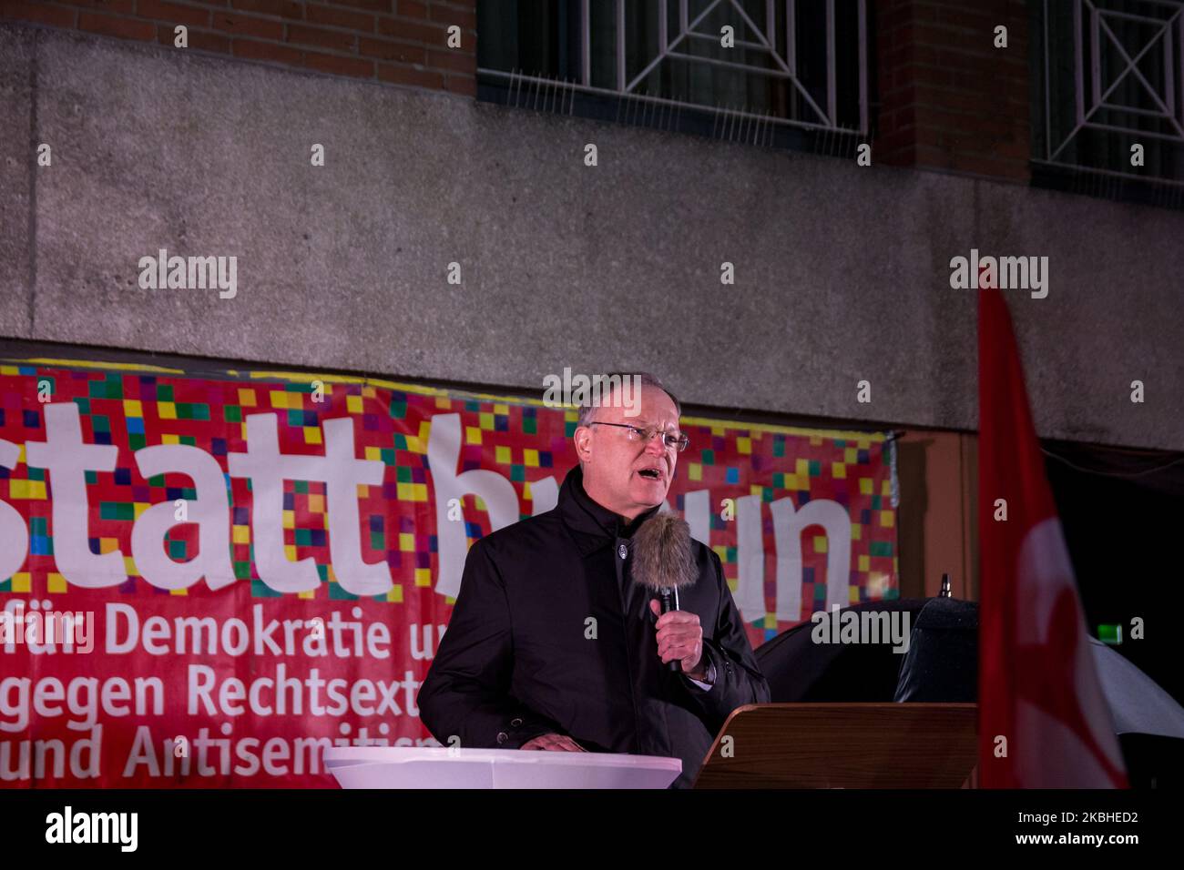 Stephan Weil, ministro della bassa Sassonia, parla a rally con il motto "Hannover contro il razzismo e per la diversità”. Circa 3.000 persone ad Hannover hanno fatto l'esempio contro l'estremismo di destra il 21 febbraio 2020. L'alleanza locale 'zia statt Braun', le organizzazioni della società civile e le comunità religiose avevano chiesto 'colorato invece di marrone'. Gli oratori hanno dichiarato con forza che il razzismo e l'odio non hanno alcun posto in questa società. (Foto di Peter Niedung/NurPhoto) Foto Stock