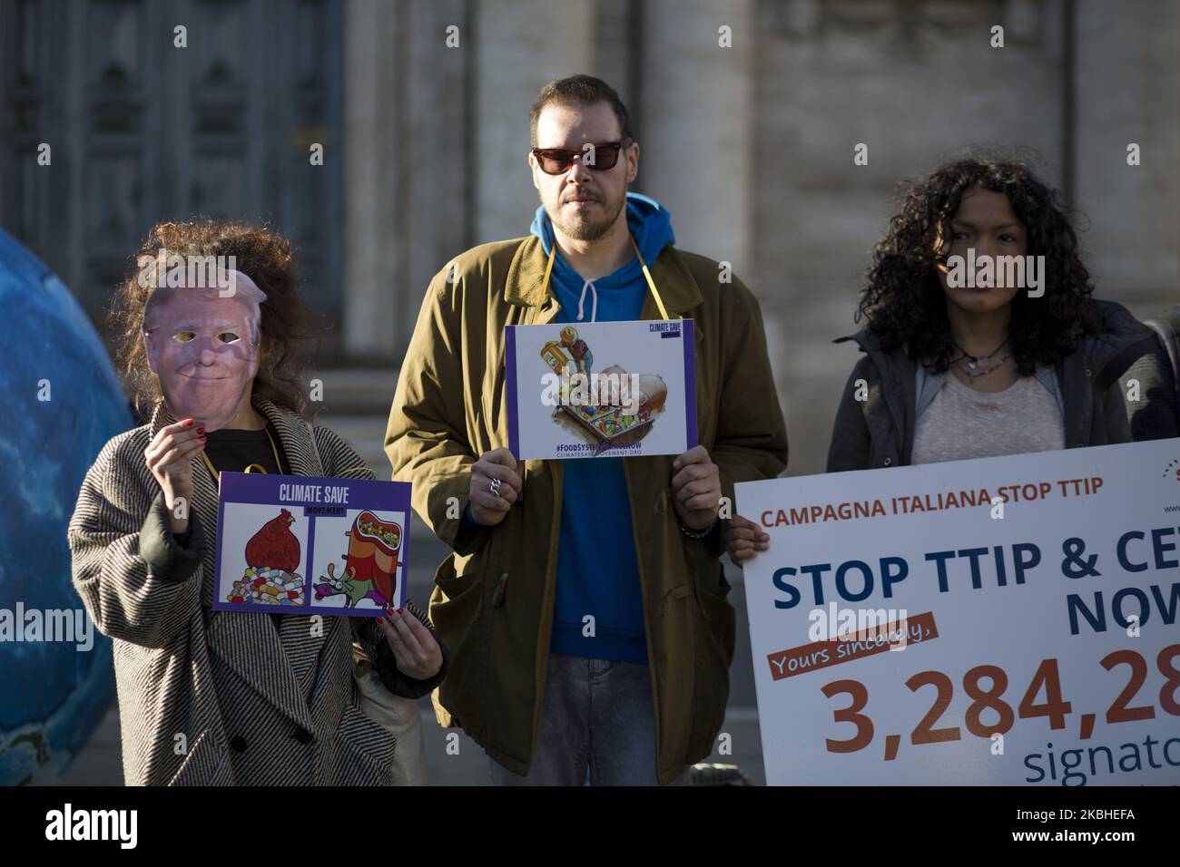 I manifestanti hanno dei segnali durante una manifestazione contro il partenariato transatlantico per il commercio e gli investimenti (TTIP), presso il Ministero dell’agricoltura di Roma, il 21 febbraio 2020. (Foto di Christian Minelli/NurPhoto) Foto Stock