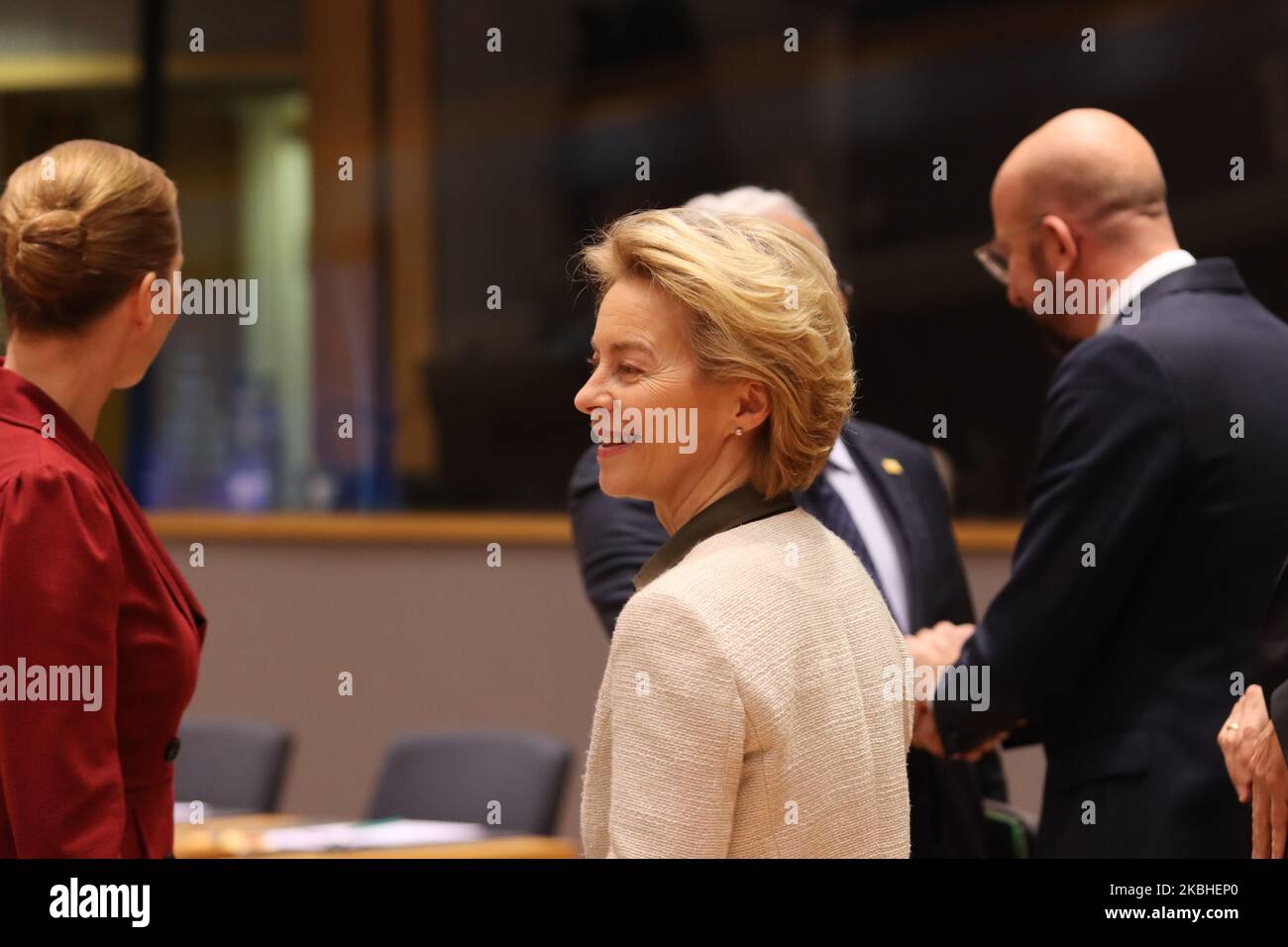 Presidente della Commissione europea Ursula von der Leyen come si è visto alla tavola rotonda durante il secondo giorno di un Consiglio europeo speciale EUCO, vertice SULL'EURO, riunione dei leader dell'UE a Bruxelles, Belgio sulla pianificazione futura del prossimo bilancio a lungo termine dell'Unione europea - UE. Febbraio 21, 2020 (Foto di Nicolas Economou/NurPhoto) Foto Stock