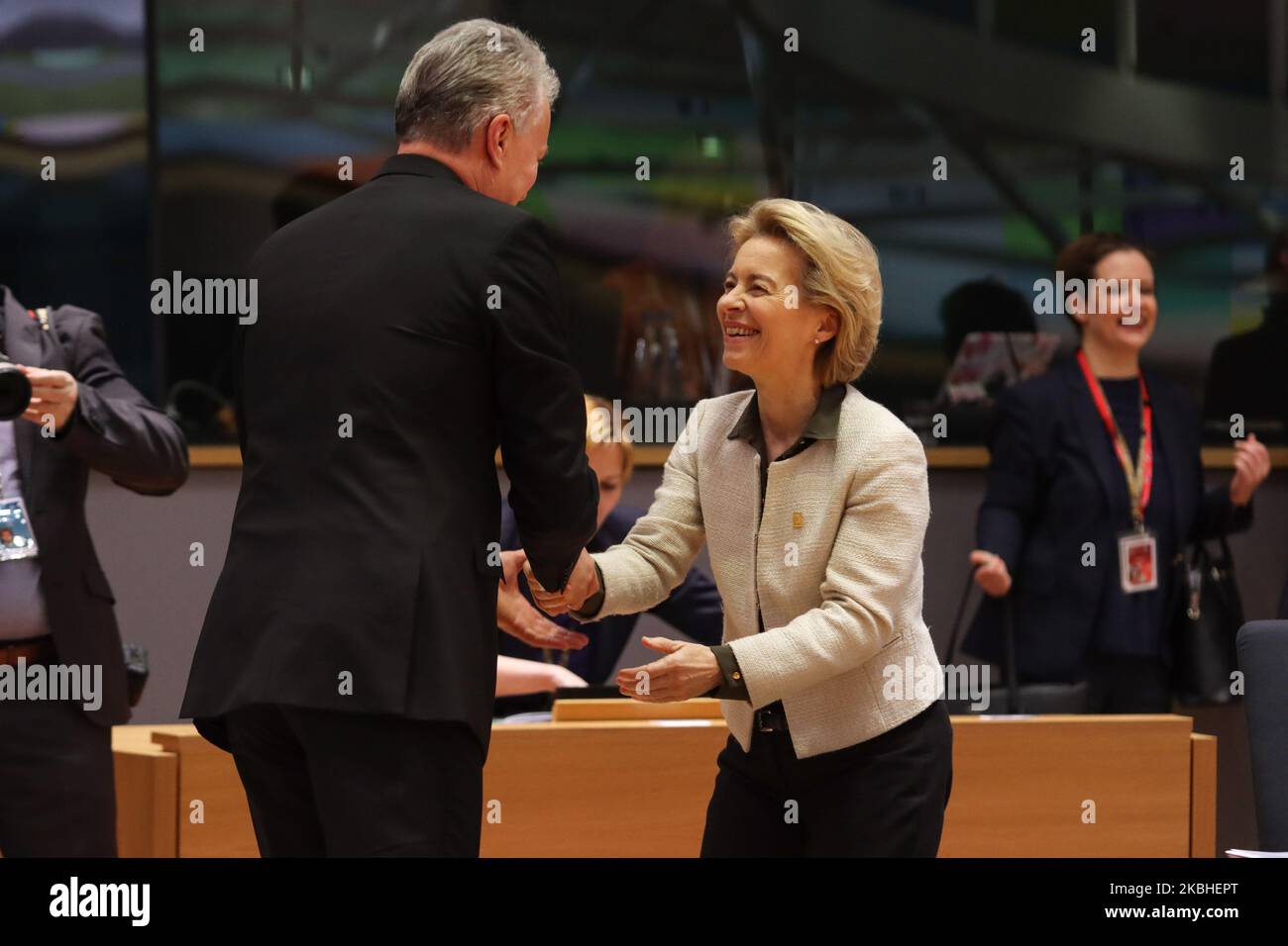 Il Presidente della Commissione europea Ursula von der Leyen ha salutato con una stretta di mano il Presidente della Repubblica di Lituania Gitanas Nauseda alla tavola rotonda durante il secondo giorno di un Consiglio europeo speciale EUCO, vertice SULL'EURO, riunione dei leader dell'UE a Bruxelles, Il Belgio sulla futura pianificazione del prossimo bilancio a lungo termine dell'Unione europea - UE. Febbraio 21, 2020 (Foto di Nicolas Economou/NurPhoto) Foto Stock