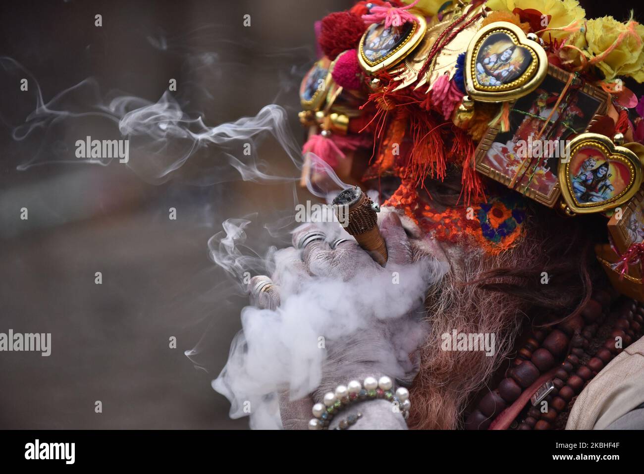 Un Sadhu indù o l'uomo Santo fuma marijuana in un Chillim durante Maha Shivaratri nei locali del Tempio di Pashupatinath, Kathmandu, Nepal venerdì 21 febbraio 2020. Migliaia di Sadhu indù o di Santo uomo dall'India e dal Nepal arrivano per celebrare il Festival. (Foto di Narayan Maharjan/NurPhoto) Foto Stock