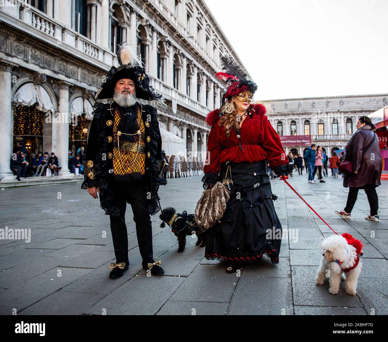Le persone che indossano il costume di Carnevale pose presso il San Marco  il 20 febbraio 2020 a Venezia. Il tema dell'edizione 2020 del Carnevale di  Venezia è "gioco, amore e follia"
