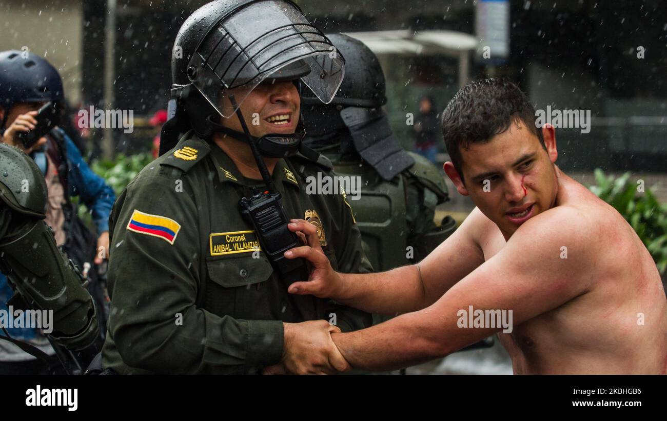 La gente si scontra con la polizia antisommossa durante una protesta a Bogotà, Colombia, il 21 febbraio 2020 (Foto di Juan Carlos Torres/NurPhoto) Foto Stock