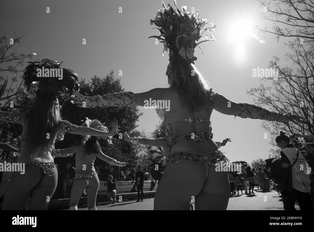 I partecipanti si sono vestiti durante la parata di carnevale a Madrid. Grande festival multicolore della cultura Iberoamericana presente in città. 21 febbraio 2020 Spagna (Foto di Oscar Gonzalez/NurPhoto) Foto Stock