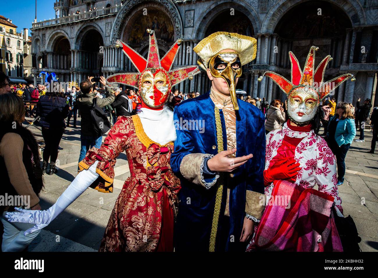 Le persone che indossano il costume di Carnevale pose presso il San Marco il 22 febbraio 2020 a Venezia. Il tema dell edizione 2020 del Carnevale di Venezia e gioco amore e follia