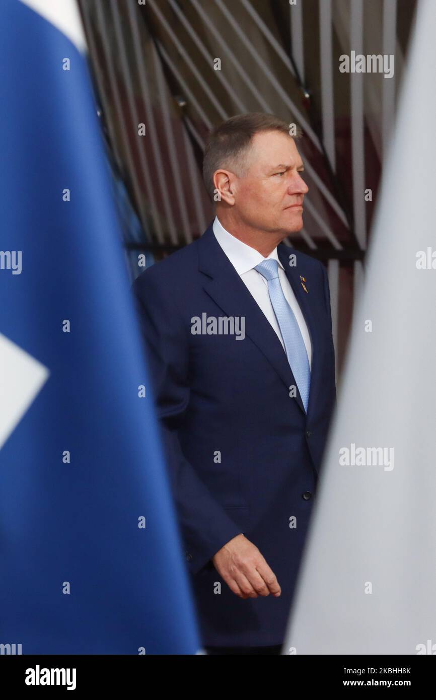 Klaus Werner Iohannis Presidente della Romania arriva al Forum Europa Building e ha a portata di mano una conferenza stampa e dei media durante il secondo giorno di un Consiglio europeo speciale, un VERTICE SULL'EURO, i leader dell'UE si riuniscono sul futuro panning del prossimo quadro finanziario di bilancio a lungo termine dell'Unione europea. Bruxelles, Belgio, 21 febbraio 2020 (Foto di Nicolas Economou/NurPhoto) Foto Stock