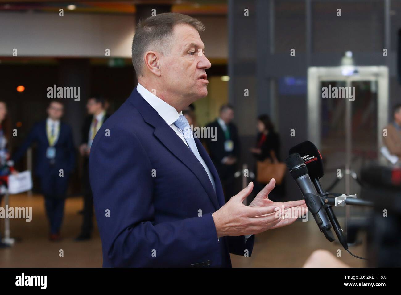 Klaus Werner Iohannis Presidente della Romania arriva al Forum Europa Building e ha a portata di mano una conferenza stampa e dei media durante il secondo giorno di un Consiglio europeo speciale, un VERTICE SULL'EURO, i leader dell'UE si riuniscono sul futuro panning del prossimo quadro finanziario di bilancio a lungo termine dell'Unione europea. Bruxelles, Belgio, 21 febbraio 2020 (Foto di Nicolas Economou/NurPhoto) Foto Stock