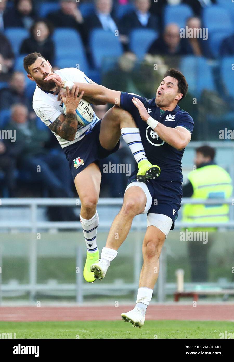 Jayden Hayward d'Italia e Sean Maitland di Scozia in azione durante il rugby Guinness 6 Nazioni partita Italia / Scozia allo Stadio Olimpico di Roma, Italia il 22 febbraio 2020 Foto Matteo Ciambelli / NurPhoto (Foto di Matteo Ciambelli/NurPhoto) Foto Stock