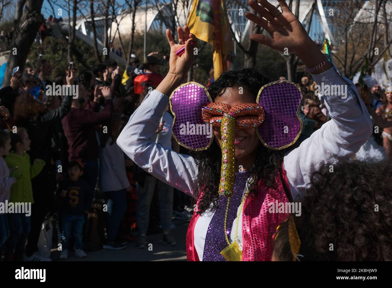 I partecipanti si sono vestiti durante la parata di carnevale a Madrid, Spagna, il 21 febbraio 2020. Grande festival multicolore della cultura Iberoamericana presente in città. (Foto di Antonio Navia/NurPhoto) Foto Stock