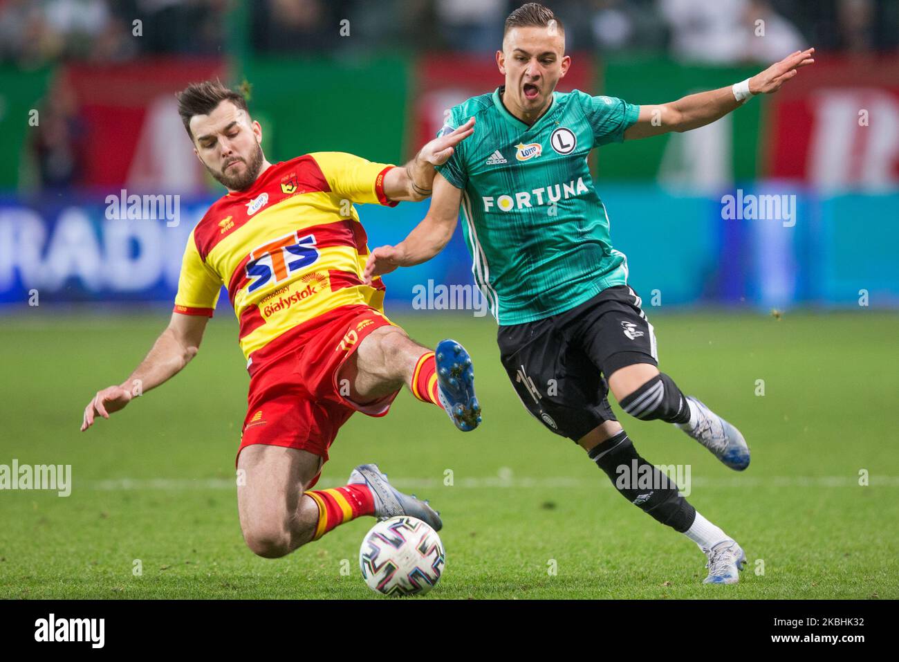 Martin Pospisil (Jagiellonia),Michal Karbownik (Legia) durante la partita della Lega Polacca tra Legia Varsavia e Jagiellonia Bialystok, a Varsavia, Polonia, il 22 febbraio 2020. (Foto di Foto Olimpik/NurPhoto) Foto Stock