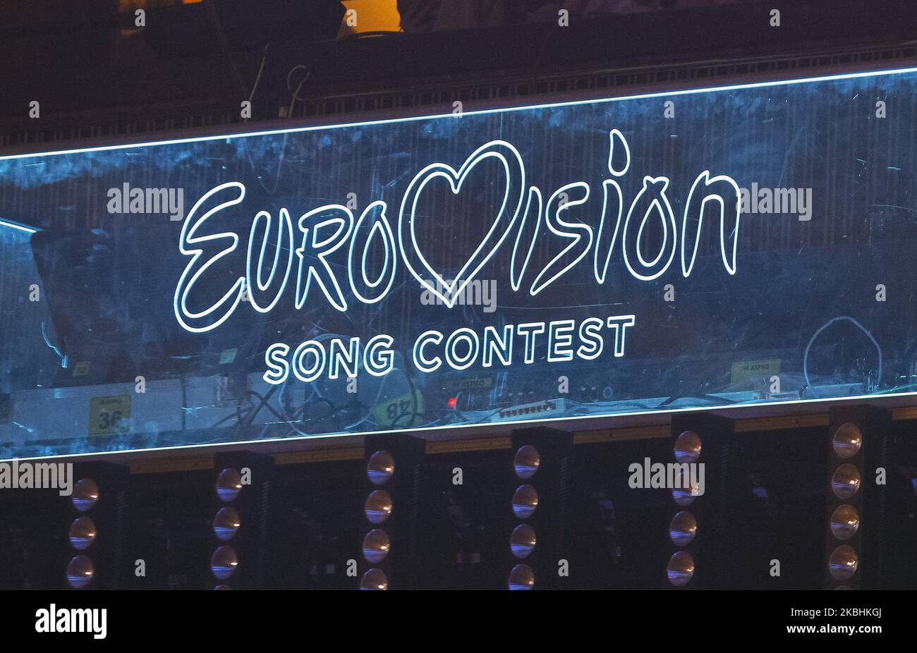 Il logo dell'Eurovisione Song Contest è stato visto durante il 2020° programma di selezione nazionale dell'Eurovisione Song Contest (ESC), trasmesso dai canali televisivi di STB e UA:Pershyi, a Kiev, in Ucraina, il 22 febbraio 2020. Il gruppo ucraino Go A con la canzone Solovey rappresenterà l'Ucraina al Concorso Canzone Eurovisione (ESC), composto da due semifinali, che si terranno il 12 e 14 maggio, e da una finalissima che si terrà al Rotterdam Ahoy di Rotterdam, nei Paesi Bassi, il 16 maggio 2020. (Foto di Str/NurPhoto) Foto Stock