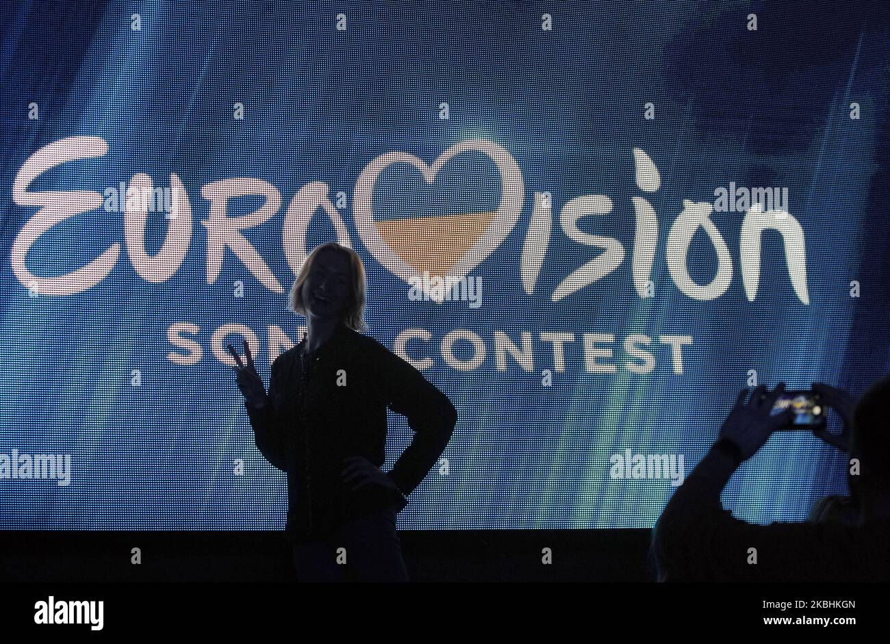 Un visitatore si presenta per una foto durante il concorso nazionale Eurovision Song Contest (ESC) del 2020, trasmesso dai canali televisivi di STB e UA:Pershyi, a Kiev, in Ucraina, il 22 febbraio 2020. Il gruppo ucraino Go A con la canzone Solovey rappresenterà l'Ucraina al Concorso Canzone Eurovisione (ESC), composto da due semifinali, che si terranno il 12 e 14 maggio, e da una finalissima che si terrà al Rotterdam Ahoy di Rotterdam, nei Paesi Bassi, il 16 maggio 2020. (Foto di Str/NurPhoto) Foto Stock