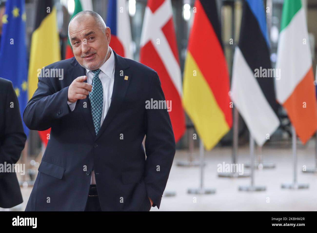 Primo ministro della Bulgaria Boyko Metodiev Borissov come visto arrivare sul tappeto rosso con le bandiere dell'UE al forum Europa edificio. Il PM bulgaro Boyko Borisv sta facendo un briefing a due passi dalla stampa e dai media durante il secondo giorno del Consiglio europeo straordinario, il vertice DEI LEADER EUROPEI, che si riunisce per i negoziati sulla futura pianificazione del prossimo bilancio a lungo termine, il quadro finanziario dell'Unione europea per il periodo 2021-2027. Bruxelles, Belgio, 21 febbraio 2020 (Foto di Nicolas Economou/NurPhoto) Foto Stock