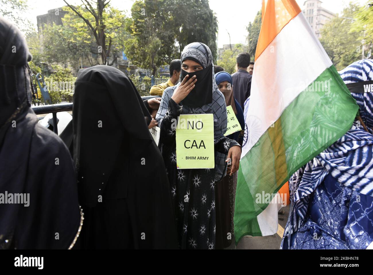 I membri dell'esercito di Bhim, Bengala occidentale, detengono manifesti, striscioni e cartelli del Dr. Babasaheb Ambedkar e Chandrasekhar Azad durante una protesta contro la nuova legge indiana sulla cittadinanza a Kolkata, India, 23 febbraio 2020. (Foto di Indranil Aditya/NurPhoto) Foto Stock