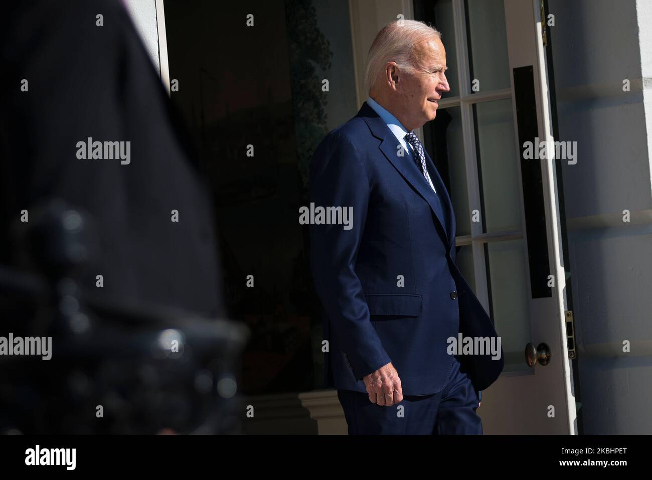 Washington, DC. 3rd Nov 2022. Il presidente degli Stati Uniti Joe Biden cammina a bordo di Marine One sul prato sud della Casa Bianca a Washington, DC, il 3 novembre 2022. Biden si sta recando in New Mexico per partecipare a eventi con il governatore Michelle Lujan Grisham (democratico del New Mexico), così come con altri funzionari statali e locali, prima di fare tappa a San Diego, Chicago, Philadelphia e Wilmington. Credito: Oliver Contreras/Pool tramite CNP/dpa/Alamy Live News Foto Stock