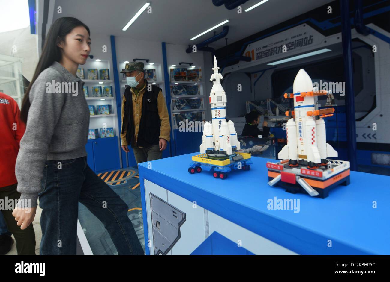 HANGZHOU, CINA - 4 NOVEMBRE 2022 - i cittadini guardano i modelli del razzo lungo marzo 5 e del razzo lungo marzo 2F costruito con blocchi da costruzione a. Foto Stock